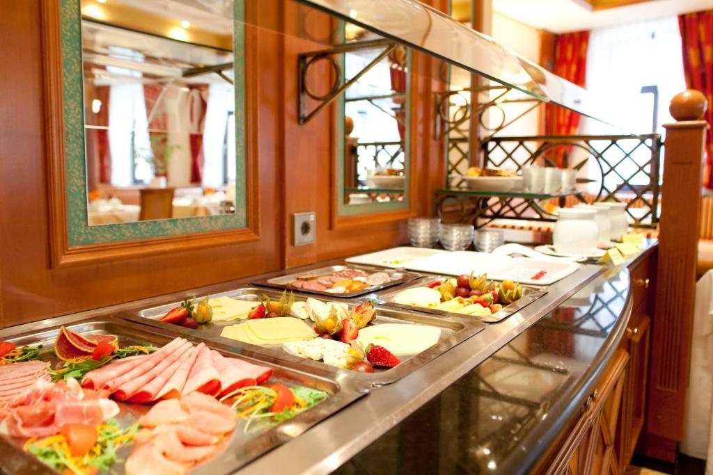 Hotel Weisses Ross Мариенберг Екстериор снимка
